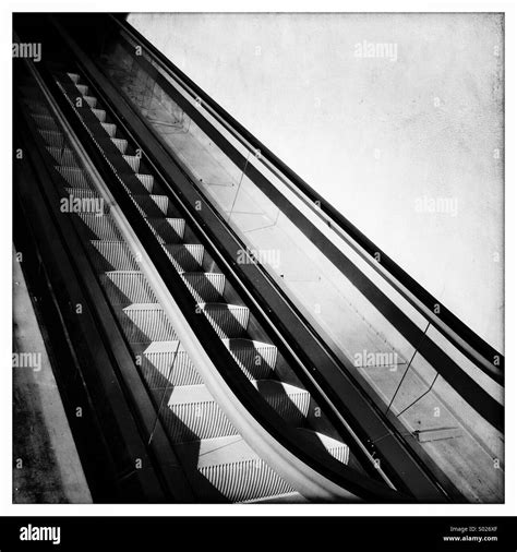 Rolltreppe Schwarzweiß Stockfotos und bilder Alamy