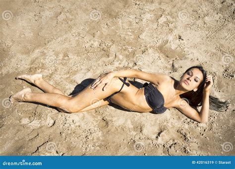 Jeune Femme Prenant Un Bain De Soleil Dans Le Bikini Image Stock