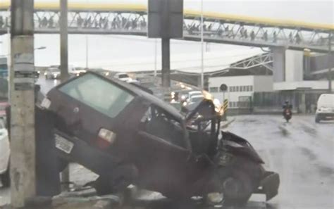 Autobate Lauro De Freitas - Carro bate em poste e fica destruído em Lauro de Freitas; veículo na ...