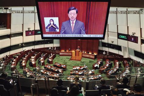 李家超任内首份施政报告出炉：增强香港竞争力 侨报网