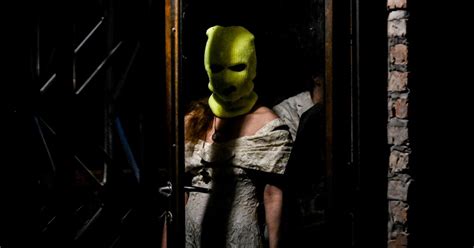 Pussy Riot выпустили клип Swan Lake о влиянии войны на детей