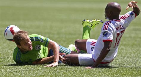 Sounders thumped by Earthquakes, 2-0, as Brad Evans leaves game with ...