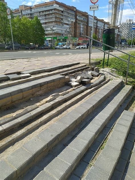 Уставшая плитка на лестнице. Проспект Ленина, | Честная Самара