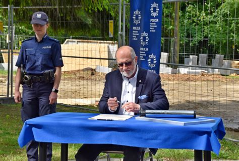 Akt erekcyjny podpisany i wmurowany będzie nowy posterunek policji