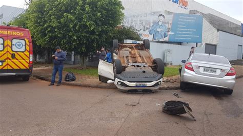 Sportage capota após colisão Civic na Rua Fortunato Bebber CGN