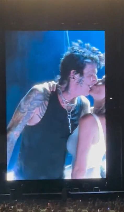 Tommy Lees Wife Sparks Surprise During Motley Crue Concert In El Paso