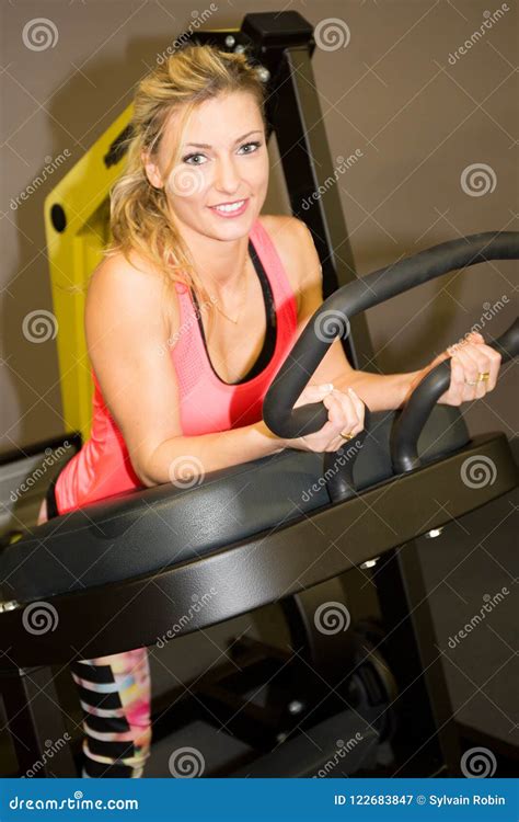 La Femme Blonde Sur La Promenade D Exercice Courent Au Concept De Sport De Centre De Gymnase