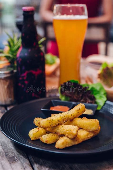 Las Patatas Fritas Del Condimento Sirvieron Con Mayonesa Y Mil Salsas