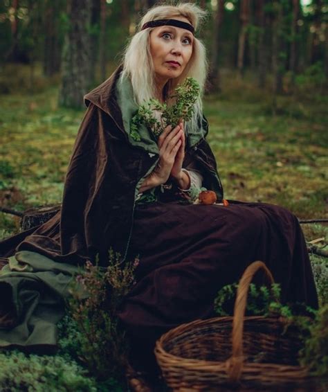 ЗАГОВОР ПРИ ПОСЕВЕ МОРКОВИ • Женщина, сеющая морковь, должна ...