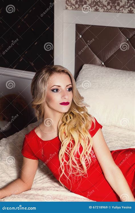 Jeune Femme Blonde Sexy Dans La Robe Rouge Sur Le Lit Image Stock Image Du Robe Chaud