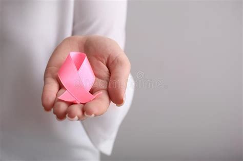 Fita Cor De Rosa No Fundo Claro Conceito Do Cancro Da Mama Imagem De