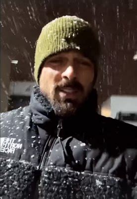 Микеле Мороне се разходи по джапанки под снега в София