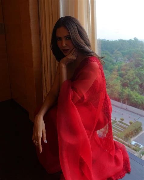 Desi VS Vedeshi Sonam Bajwa In Saree Or Shilpa Shetty In Gown Who Is Too Hot To Handle In Red