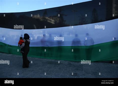 La Juventud Palestina Posa Frente A Su Bandera Nacional Durante Las