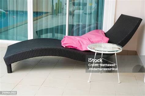 picture   poolside lounge chair   contemporary design