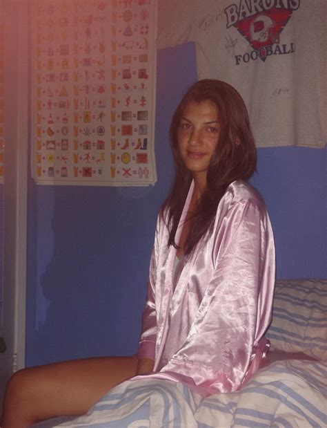 Forumophilia PORN FORUM Cute Posing Private Amateur Pics