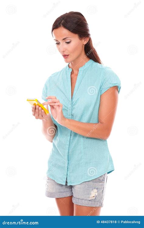 Ragazza Abbastanza Latina Che Invia Messaggio Di Testo Fotografia Stock Immagine Di