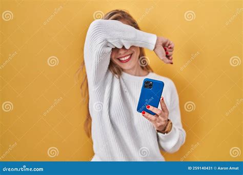 Jeune Femme Blonde Utilisant Smartphone Dactylographier Message