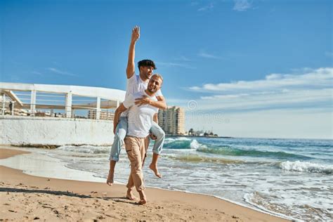 Encantadora Pareja Gay En Paseo En La Playa Foto De Archivo Imagen De Costa Homosexual