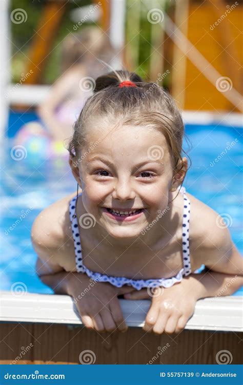 Muchacha Del Ni O En Bikini Azul Cerca De La Piscina Verano Caliente Imagen De Archivo Imagen