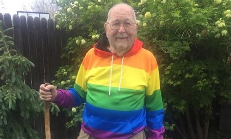 La historia del hombre de 90 años que se declaró gay en Facebook después de ocultar su