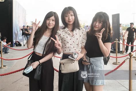 Loạt fan nữ xinh như hot girl đốt nóng khán đài cung Tiên Sơn cổ vũ Đội tuyển Việt Nam Team