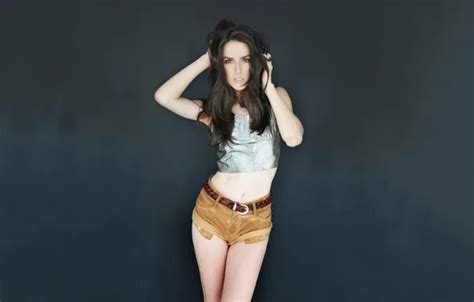 Обои brown eyes model women brunette short shorts crop top на телефон и рабочий стол