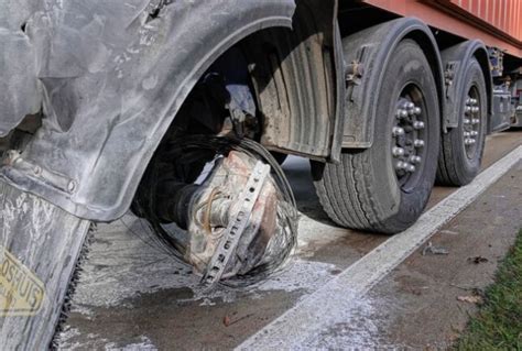 LKW gerät auf der A4 bei Dresden in Brand