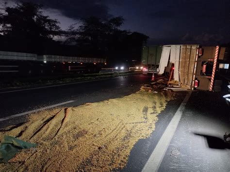 Carreta Carregada Soja Tomba E Interdita Parte Da Br Em