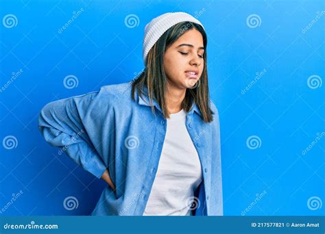 Jovem Latina Vestindo Uma Capa De L Fofa Dor Nas Costas E Que Toca Dor Muscular Da M O