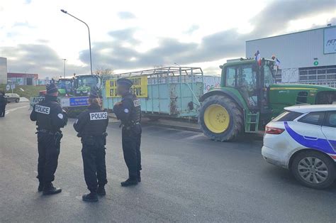 Col Re Des Agriculteurs Arr T Es Pr S Du March De Rungis