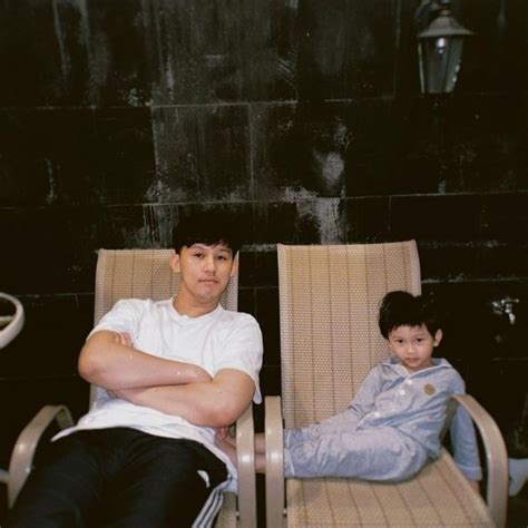 Hot Daddy Potret Suami Brondong Selebriti Saat Bersama Anak Ini Curi Perhatian Akrab