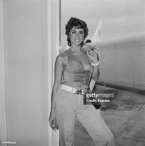 8 Hot Sexy Fiona Richmond Bikini Pics