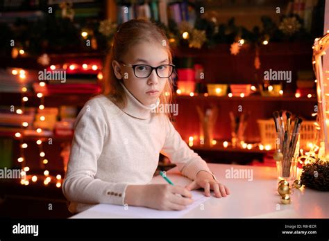 Dessin de fille blonde a lunettes Banque de photographies et dimages à haute résolution Page