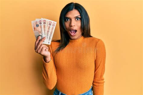 Jovem Transexual Latina Segurando Libras Do Reino Unido Medo E Surpresa Boca Aberta