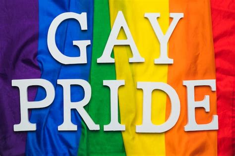Gay Pride Schriftzug Auf Regenbogenfahne Kostenlose Foto