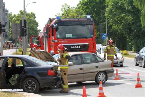 Wypadek W Tarnobrzegu Po Zderzeniu Opla I Audi Trzy Osoby Przewieziono