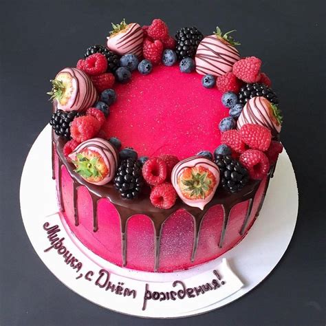 Розовый тортик с ягодами и шоколадом