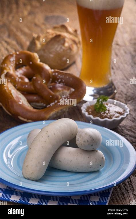 Bayerische Weißwürste mit Brezel auf Holz Stock Photo Alamy