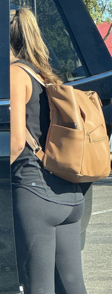 Gorgeous Fit Milf With A Great Ass In Leggings Spandex Leggings Yoga Pants Forum