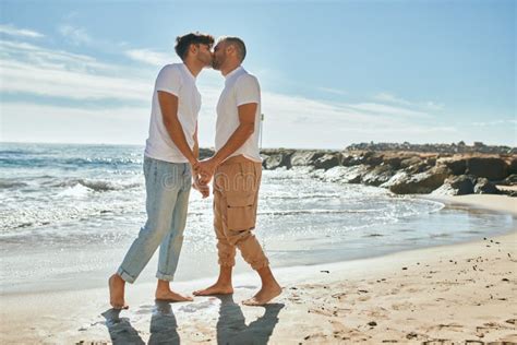 Jeune Couple Gay S embrasser à La Plage Image stock Image du appréciez heureux 216958693