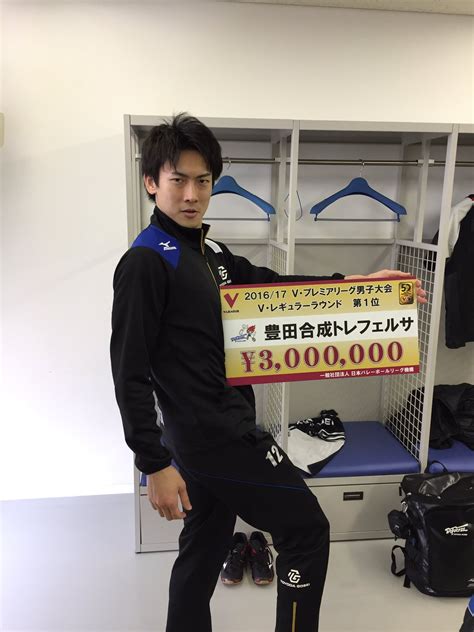 hot boy bóng chuyền hôn nhau giữa sân fan nữ hú hét điên cuồng vì ganh tị