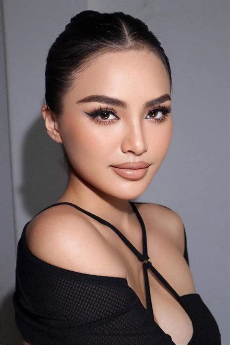 Nhan sắc nóng bỏng của hot girl 2k2 vừa gây ồn ào với cảnh lộ ngực trong MV của Hồ Quang Hiếu