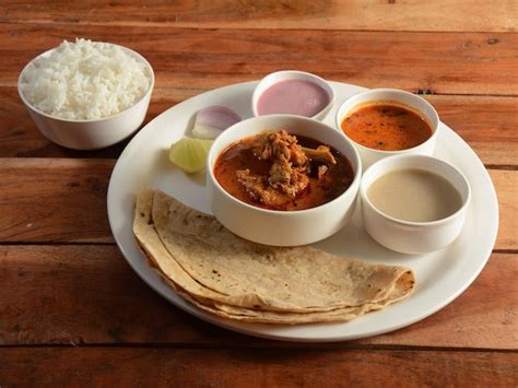 Hähnchen thali von einer indischen küche besteht aus gedünstetem