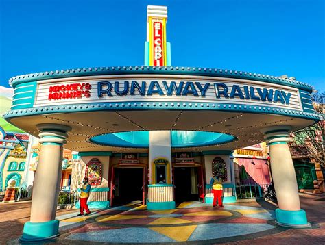 Mickey Minnie S Runaway Railway Debuts Standby Line At Disneyland