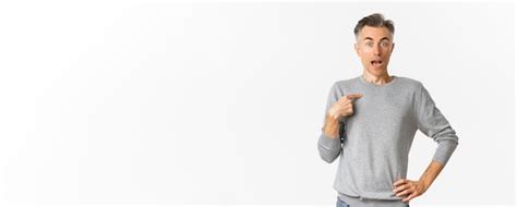 Retrato De Um Belo Homem Gay De Meia Idade Olhando Surpreso Apontando Para Si Mesmo Sendo