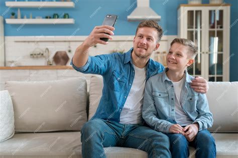 Pai E Filho Tomando Uma Selfie Foto Grátis