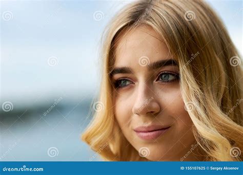 Jeune Jolie Blonde Posant En Parc Image Stock Image Du Avions Souffle 155107625