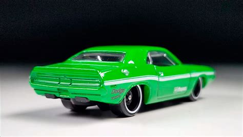 Машинка Базова Hot Wheels Dodge Hemi Challenger Muscle Mania HKJ Green купити в