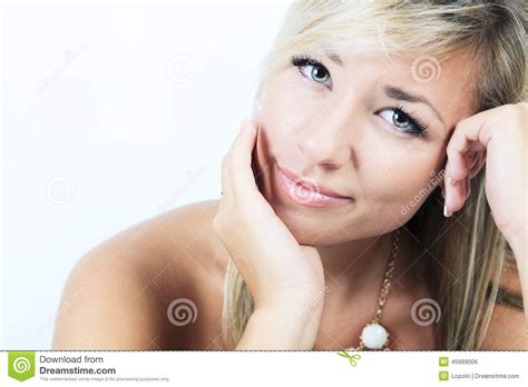 Femme Blonde Attirante Sur Le Studio Photo Stock Image Du Mignon Adulte